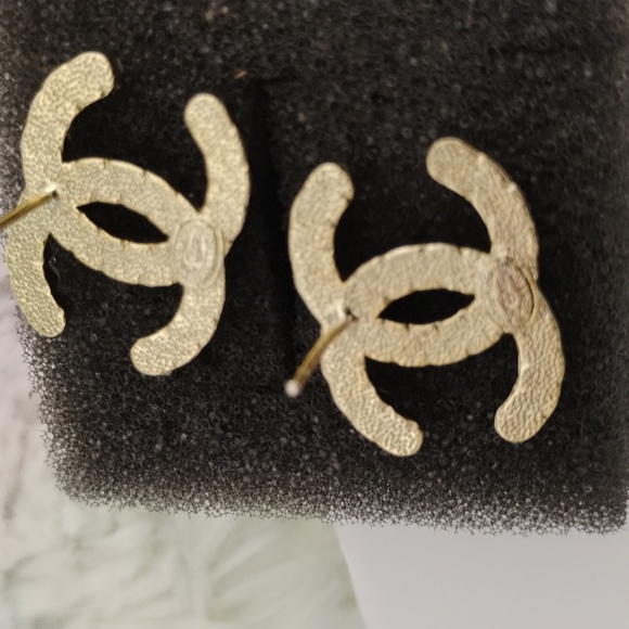 SALE! Auth CHANEL CC Black/White Crystals & Pearls Stud Earrings Gold Hardware - Picture 8 of 13